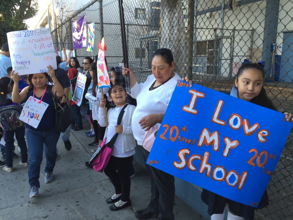 Una multitud de manifestantes protestaron en contra de la expansión de las escuelas chárter en Los Ángeles.
