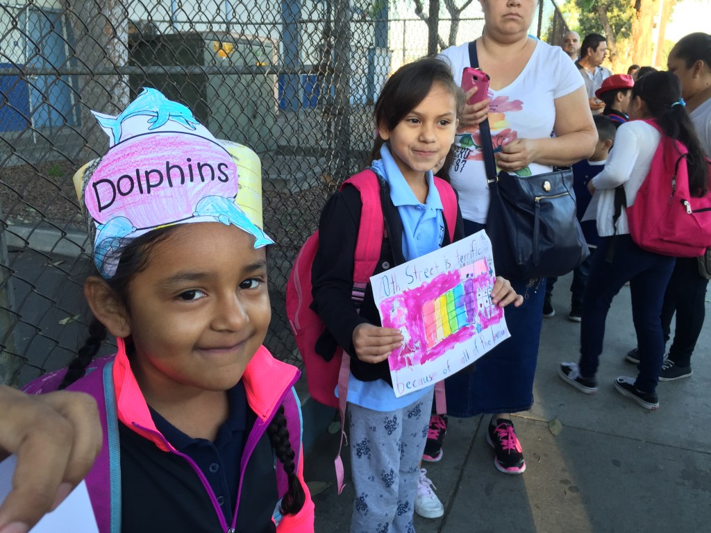 Estudiantes se unieron en las protestas frente a la escuela primaria 20th Street. (Aurelia Ventura/La Opinión)