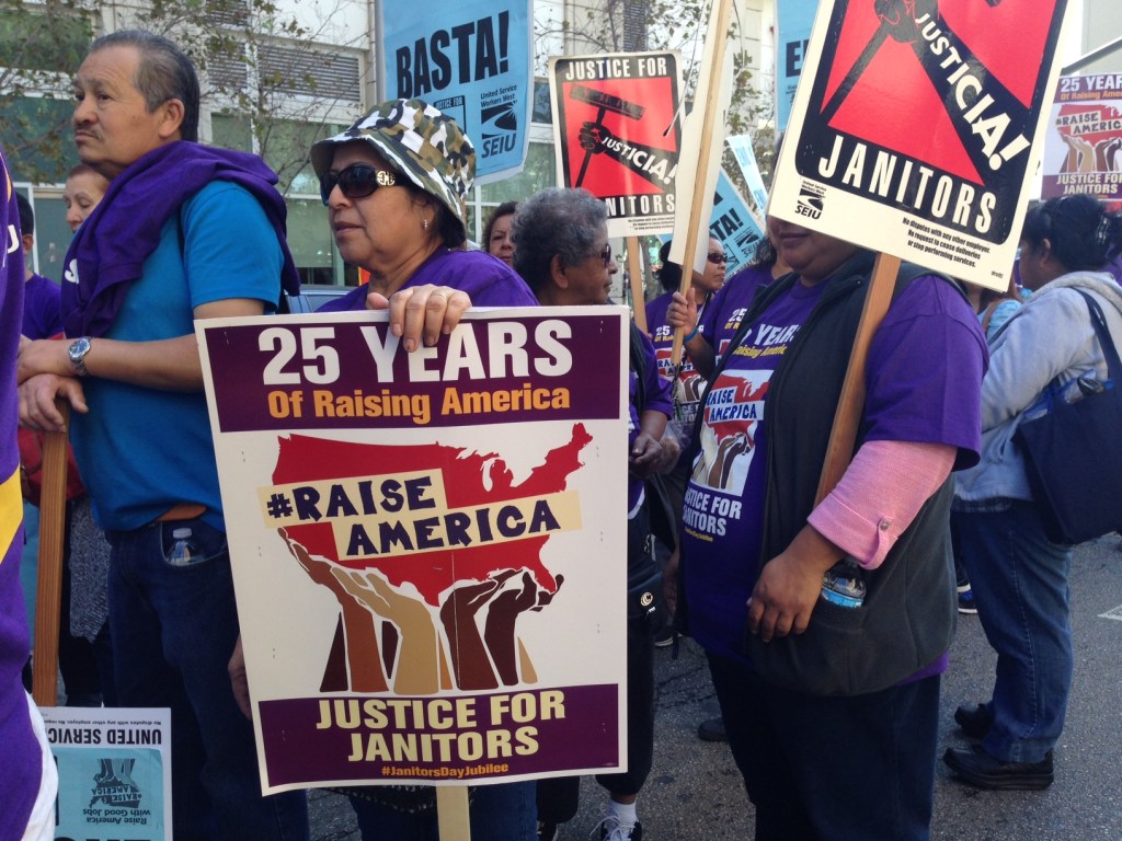 Cientos de empleados alineados con el sindicato SEIU marcharon por las calles del centro de Los Ángeles.