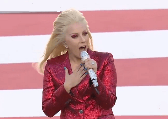 Lady Gaga cantando el himno nacional en el "Super Bowl 50".