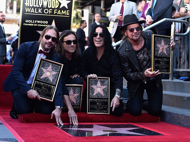 Los integrantes de Maná, de izq. a der., Sergio Vallín, Juan Calleros, Alex González y Fher Olvera, festejando su ansiada estrella en Hollywood, California.