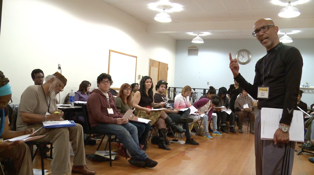 El director reg r gaines instruye a los miembros de la producción durante los ensayos.