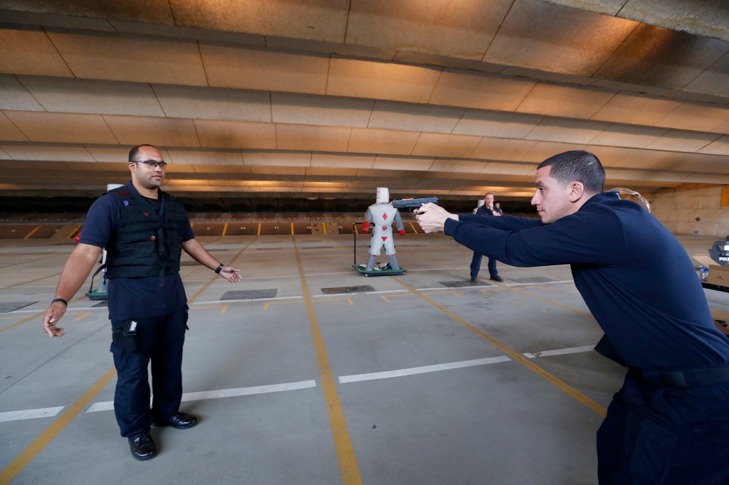 LAPD muestra a medios de comunicación el proceso para investigar los tiroteos policiales. (Foto Aurelia Ventura/La Opinion)