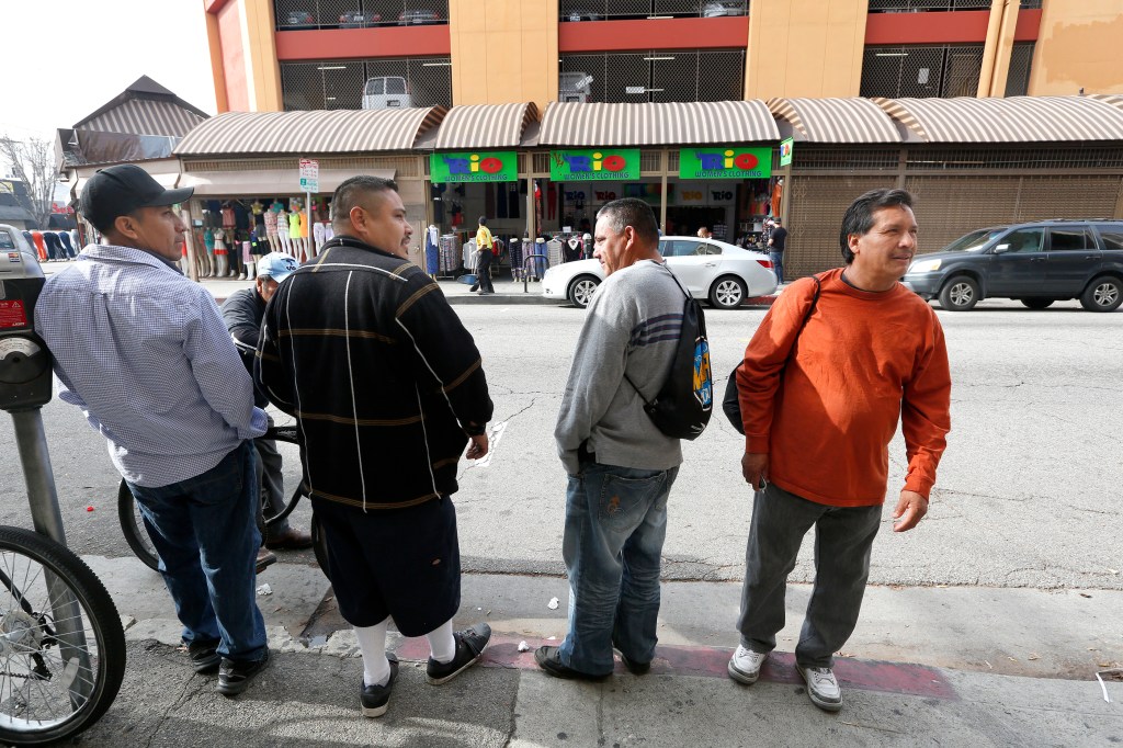  Jornaleros Emilio Lucas, Reynaldo Rodriguez y Mario Moreno, junto a otros companeros jornaleros en una esquina del centro de Los Angeles. (Foto Aurelia Ventura/La Opinion)