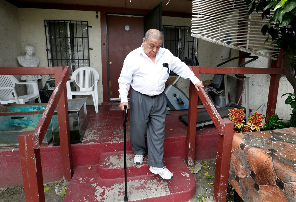 Rafael Lainez utiliza el servicio para ir a las citas médicas y a comprar medicinas. (Photo Aurelia Ventura/La Opinion)