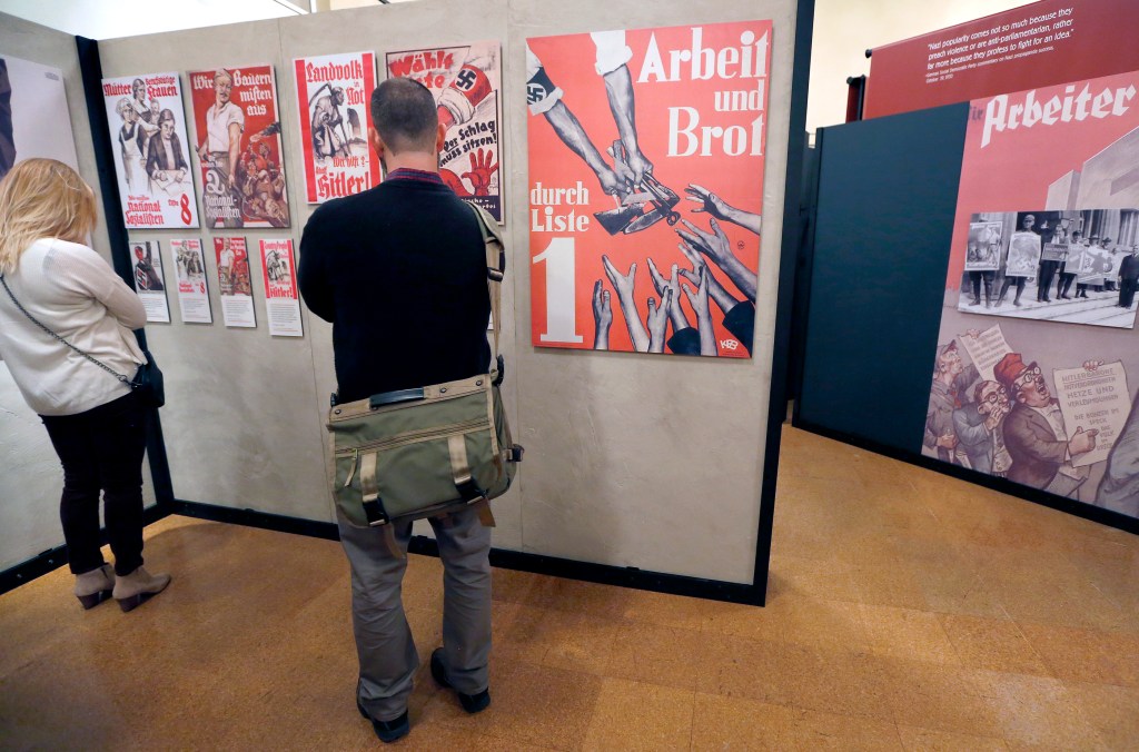 La exhibición en la Galería Getty de la biblioteca abrió esta semana. (Foto: Aurelia Ventura/La Opinion)