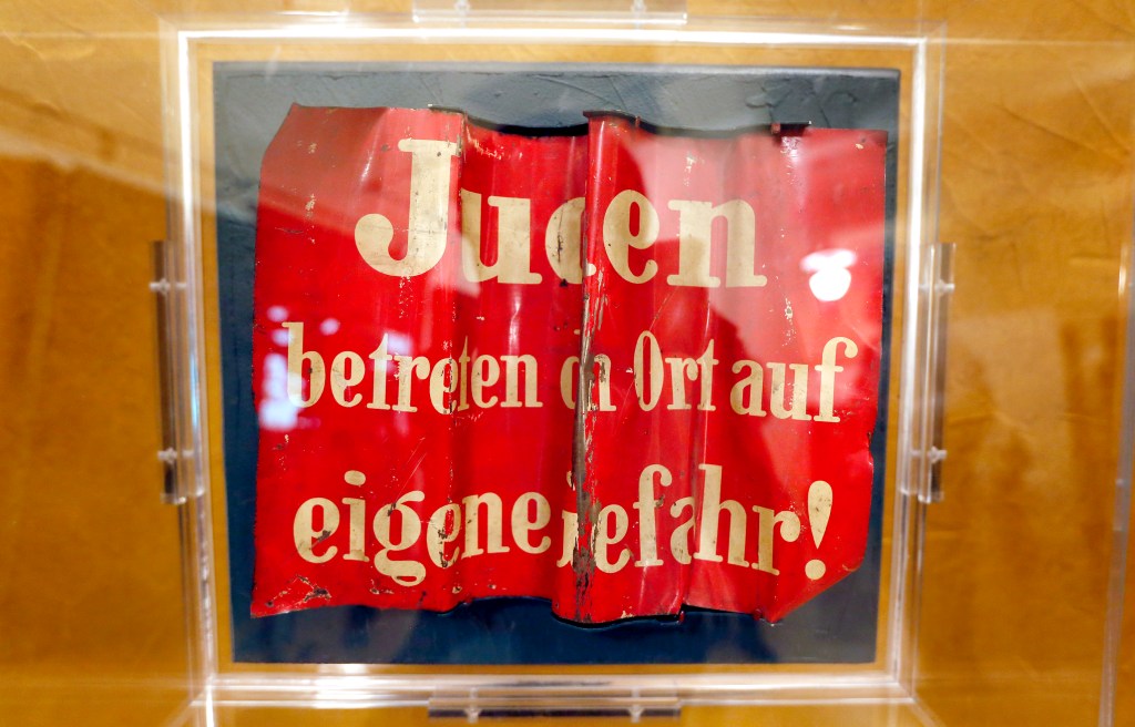 Un letrero que lee 'Judíos entran aquí bajo su propio riesgo" es parte de la exhibición. (Foto: Aurelia Ventura/La Opinion) 