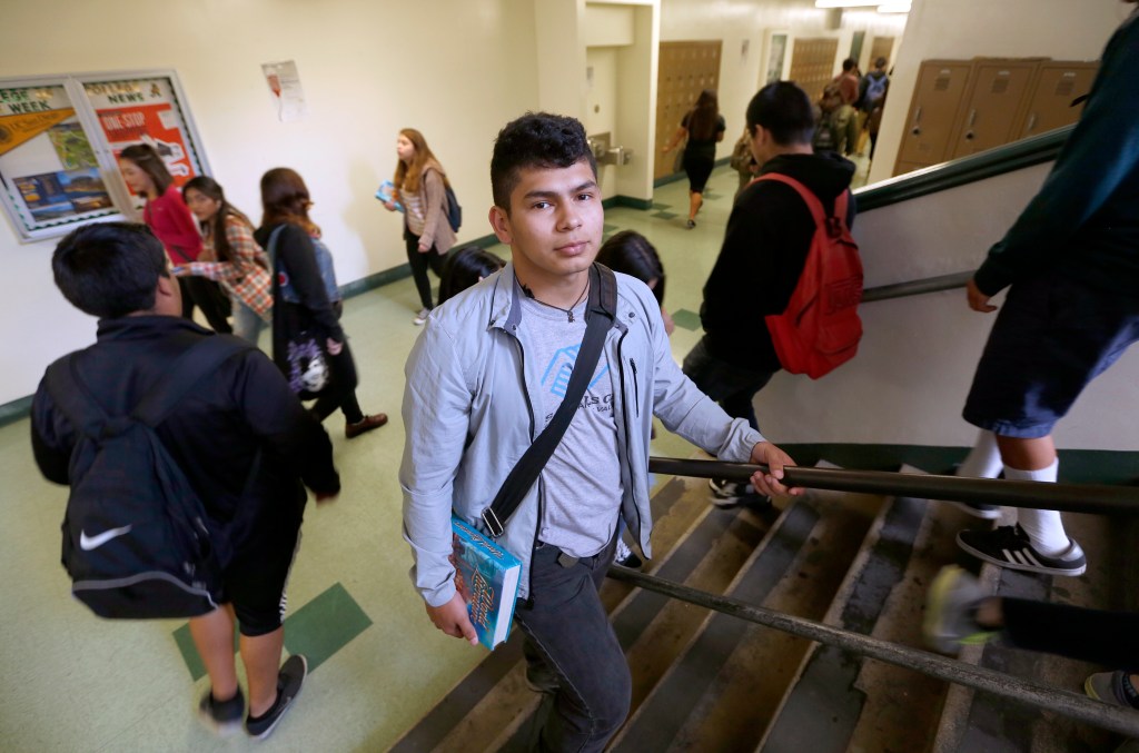 03/16/16/LOS ANGELES/Joven centroamericano Byron Menjivar habla de la violencia que escapo de El Salvador y el abandono de su madre. (Foto Aurelia Ventura/ La Opinion)