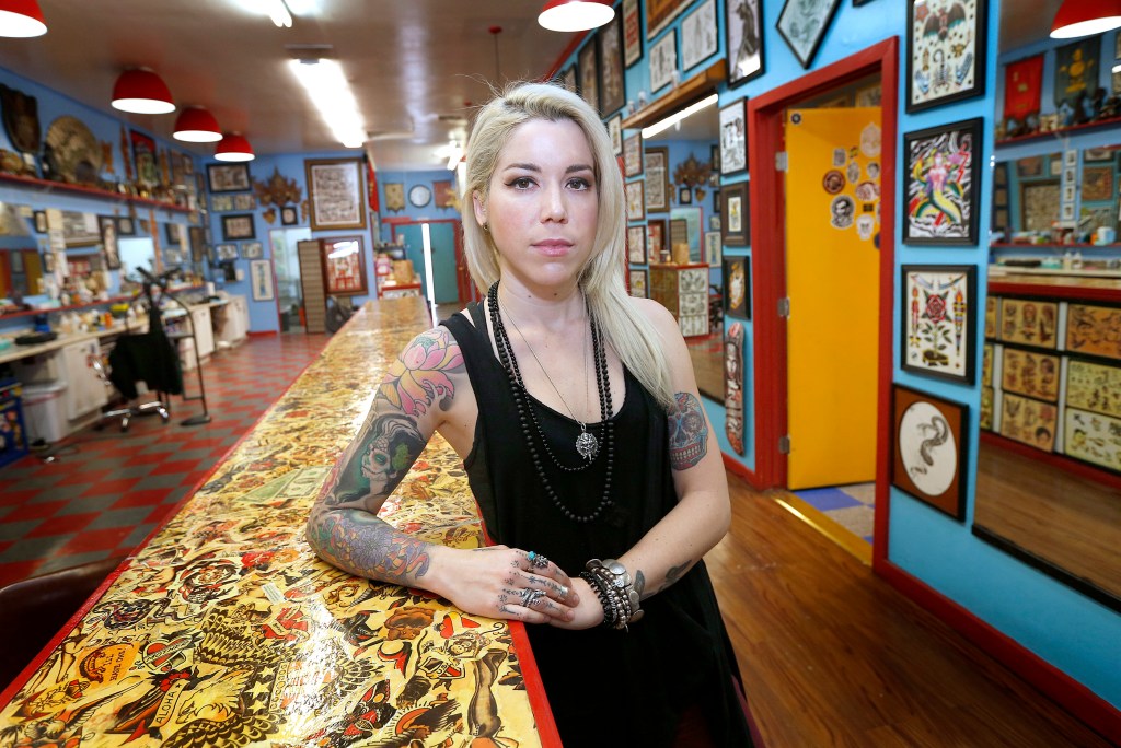 Christina Ramos seleccionada entre los 10 mejores artistas del tatuaje de L.A. (Foto Aurelia Ventura/ La Opinion)