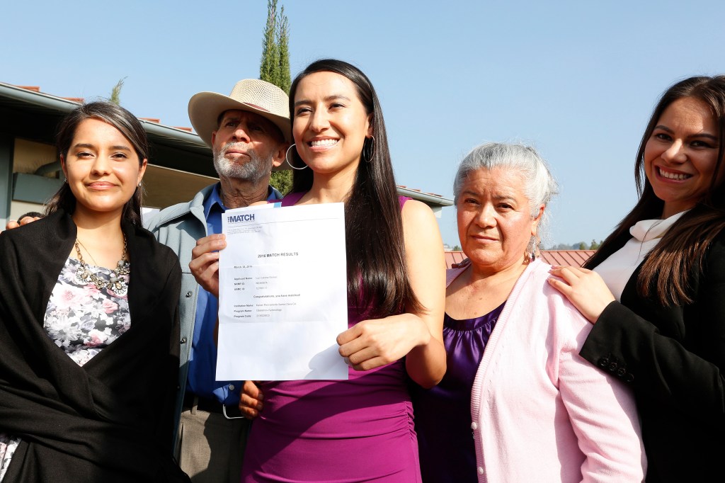 Luz Corona Gómez muestra el certificado que le indica el hospital en que se entrenará por cuatro años luego de graduarse de medicina en UCLA este verano. (photo Aurelia Ventura/ La Opinion)