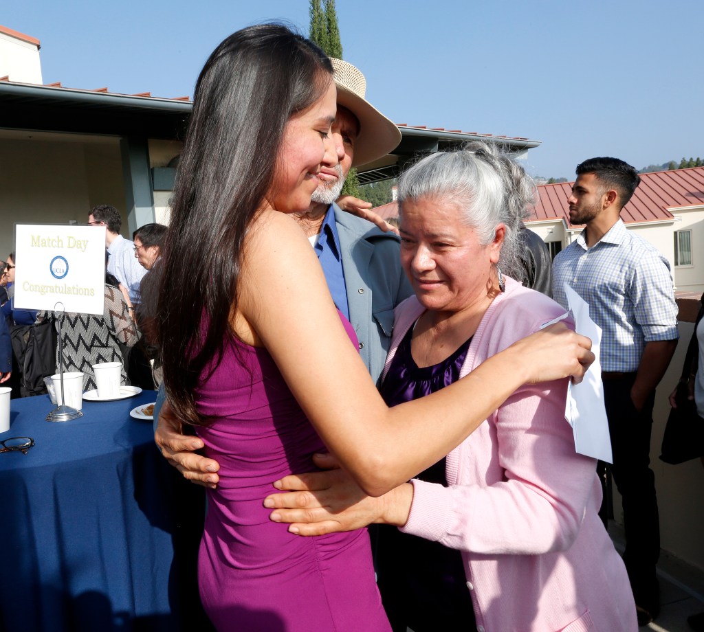 Luz Corona Gómez se abraza con sus padres, Rafael y Liduvina, mexicanos oriundos del estado de Guanajuato. (Foto: Aurelia Ventura/ La Opinion)