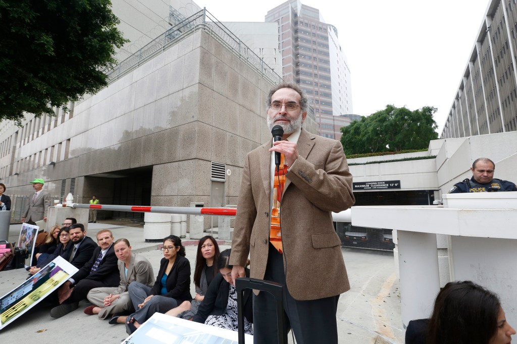 03/21/16/LOS ANGELES/Victor Narro se une a abogados de inmigracion que denuncian falta de representacion y debido proceso frente al edificio federal de Los Angeles. (Foto Aurelia Ventura/ La Opinion)