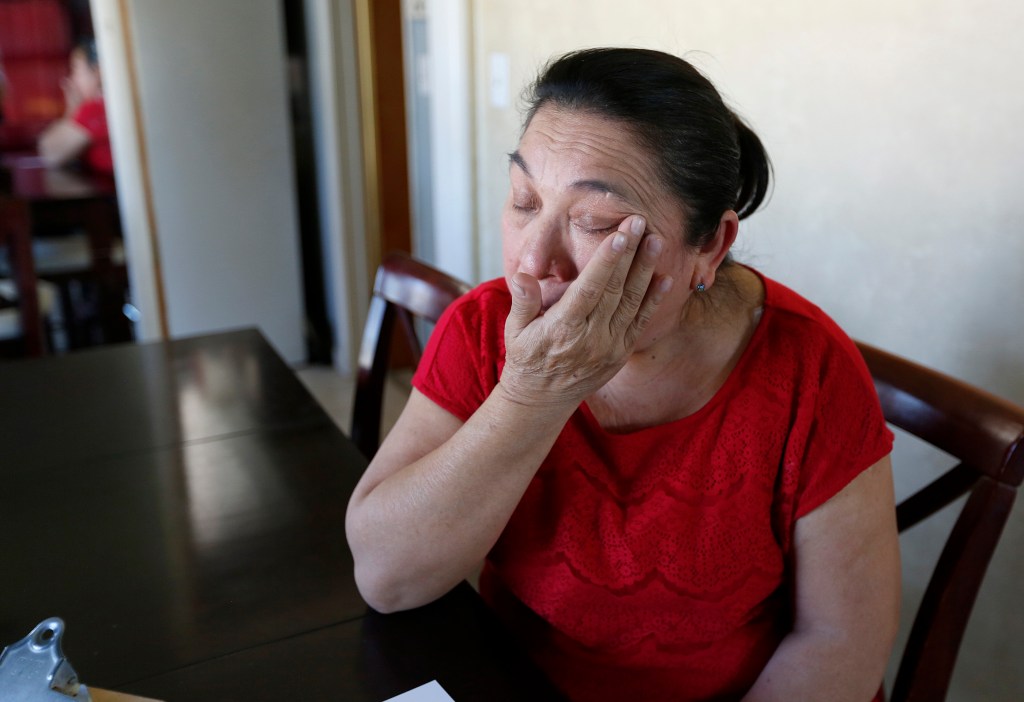 Mercedes Caamal, llora de angustia ante el posible desalojo en su casa de Rialto. (Photo Aurelia Ventura/La Opinion)