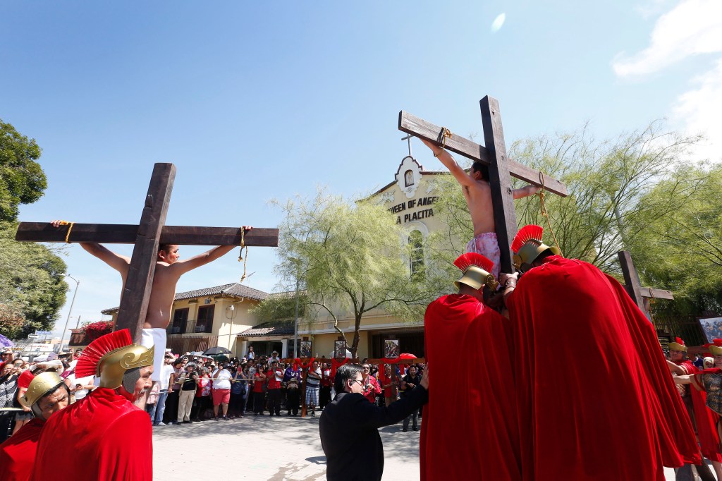 Jesús es crucicado. (FOTO: Aurelia Ventura/La Opinion)