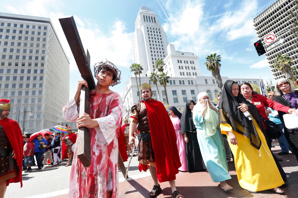 Cientos de católicos tomaron parte este viernes en una recreación del Vía Crucis en el centro de Los Ángeles. /FOTO: AURELIA VENTURA