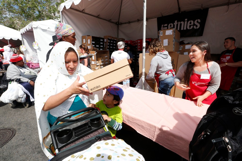 03/25/16/LOS ANGELES/ The Los Angeles Mission hosts its annual GoodÊFridayÊEaster event. The mission served nearly 3,000 meals, provide Easter baskets with toys to children and hygiene kits for adults, distribute 2,000 pairs of donated shoes and more than 1,200 pairs of socks. (Photo by Aurelia Ventura/La Opinion)