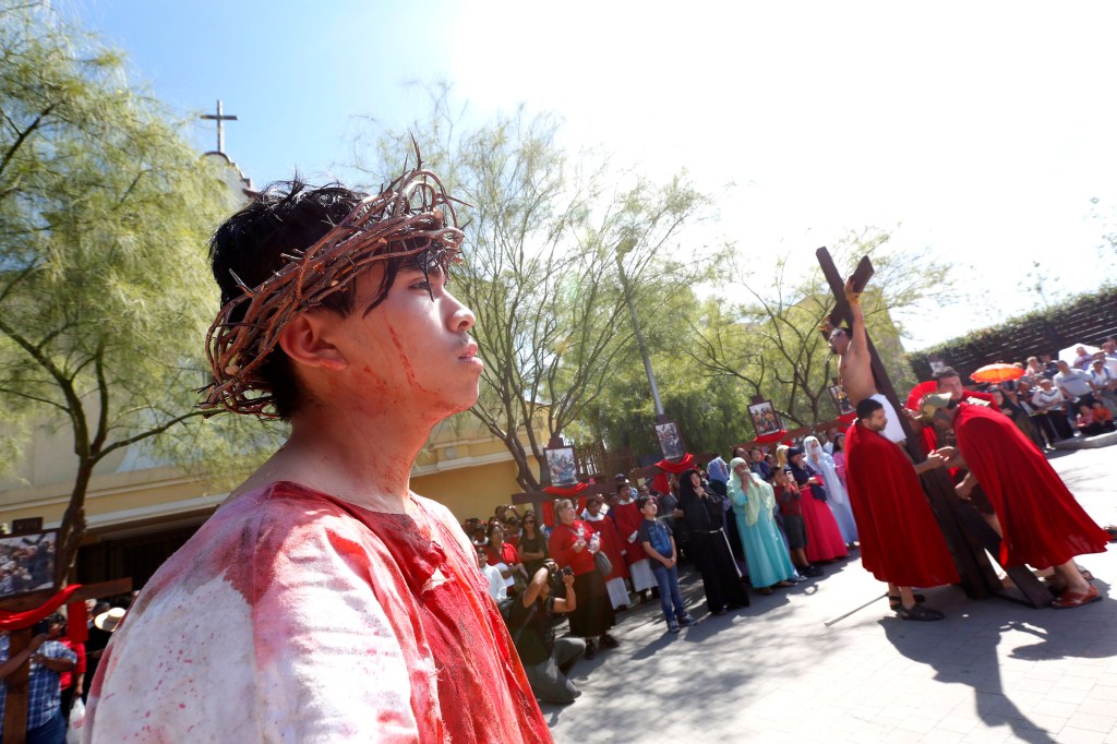 El sufrimiento de Jesús fue recreado en el Vía Crucis. (FOTO: Aurelia Ventura/La Opinion)