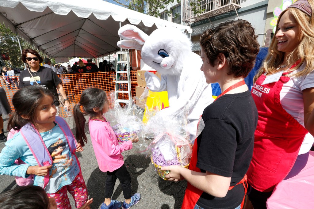 03/25/16/LOS ANGELES/ The Los Angeles Mission hosts its annual GoodÊFridayÊEaster event. The mission served nearly 3,000 meals, provide Easter baskets with toys to children and hygiene kits for adults, distribute 2,000 pairs of donated shoes and more than 1,200 pairs of socks. (Photo by Aurelia Ventura/La Opinion)
