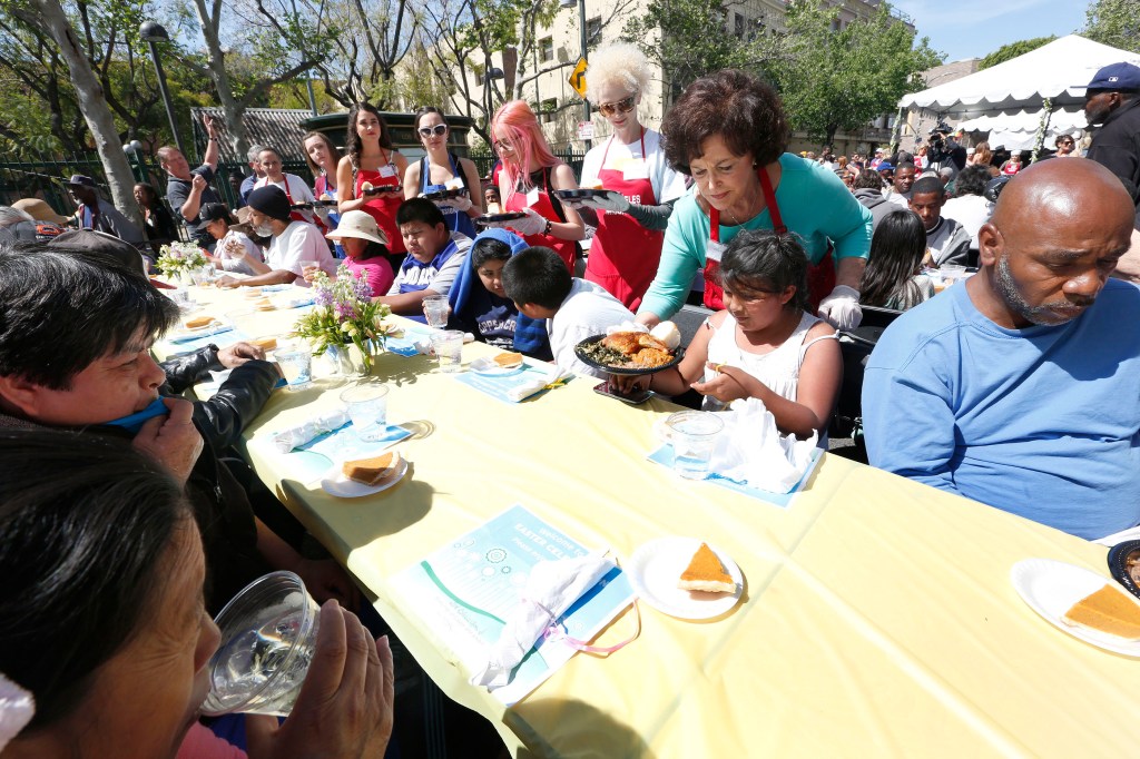 Cientos de personas recibieron comida en la celebración. (Foto: Aurelia Ventura/La Opinion)