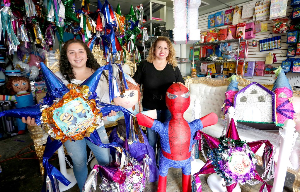 Yazmin Carvajal asistirá al evento de Facebook, un taller enfocado específicamente en negocios latinos de Los Ángeles donde les enseñan cómo hacer crecer su negocio a través de la red social. (Foto Aurelia Ventura/La Opinion)