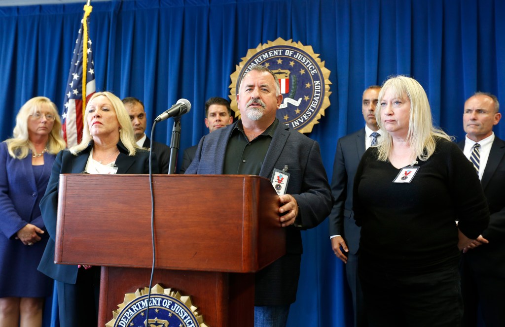 Debbie Lefever, Dave Weil y Bekki Prather fueron víctimas recientes que hablaron durante una conferencia del FBI  (Photo by Aurelia Ventura/La Opinion)