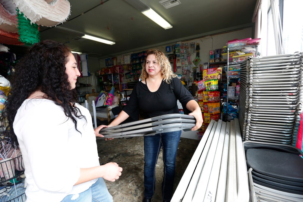 03/28/16/LOS ANGELES/Yazmin Carvajal con su hija Jacqueline Garcia, 17, dueña de JajaFiesta, negocio donde rentan y venden artículos, accesorios y juegos para fiestas. Yazmin Carvajal asistirá al evento de Facebook, un taller enfocado específicamente en negocios latinos de Los Ángeles donde les enseñan cómo hacer crecer su negocio a través de la red social. (Foto Aurelia Ventura/La Opinion)