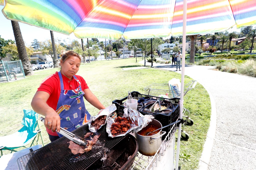 Maria Hernández es una de las vendedores de comida en el parque de Echo Park. (Foto: Aurelia Ventura/La Opinion)