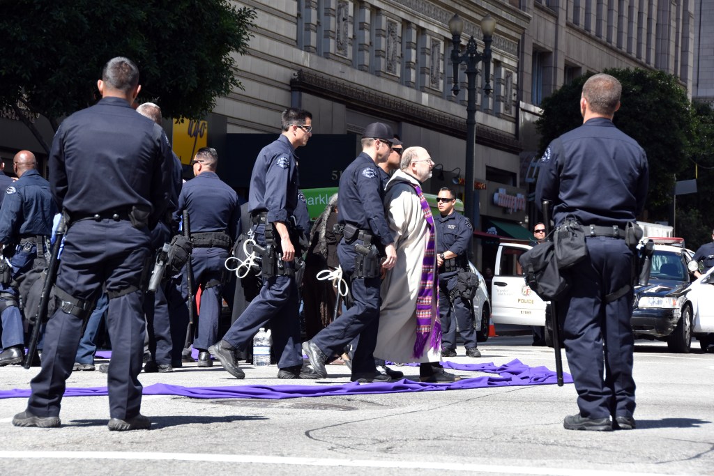 arios líderes religiosos de diversas confesiones y activistas fueron arrestados por desobediencia civil hoy, luego de realizar una protesta en Los Ángeles, California. Foto: EFE