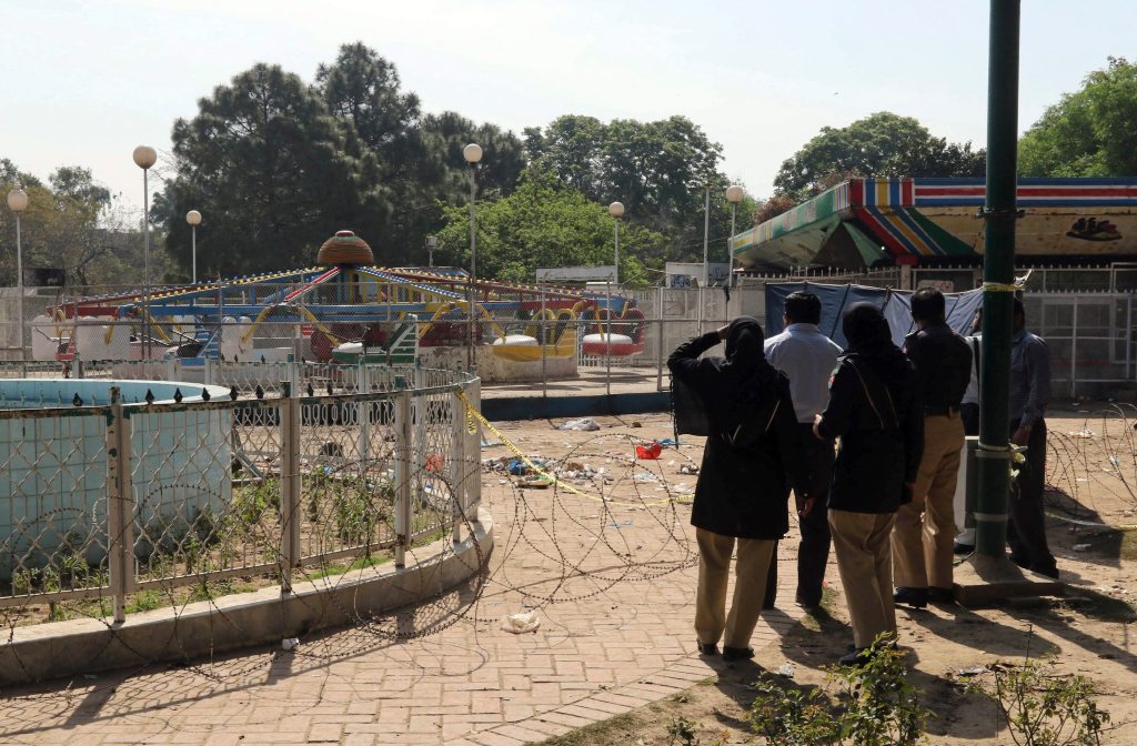 La policía vigila el lugar donde se produjo ayer un atentado en un parque en Lahore