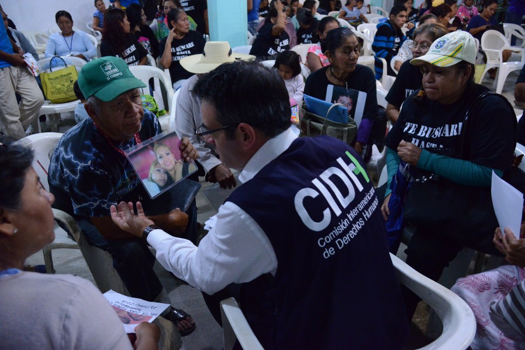 Miembros de CIDH toman testimonio de familiares de desaparecidos nucleados en Los Otros Desaparecidos de Iguala. Foto: Daniel Cima/CIDH