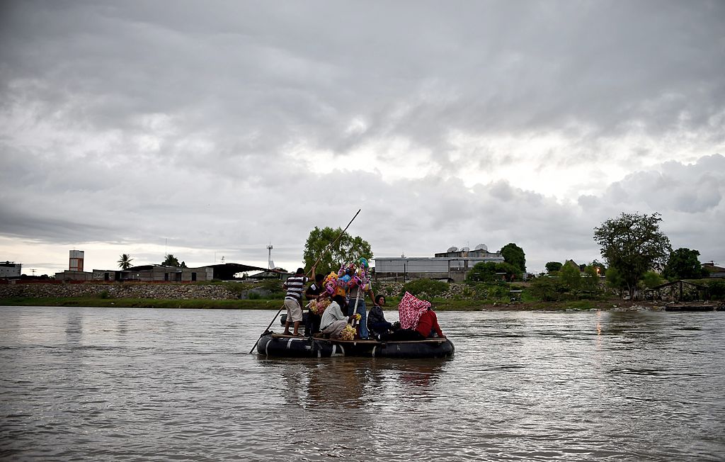 Los migrantes utilizan una balsa improvisada para cruzar el río Suchiate, frontera natural entre México y Guatemala, en Ciudad Hidalgo, estado de Chiapas, México.