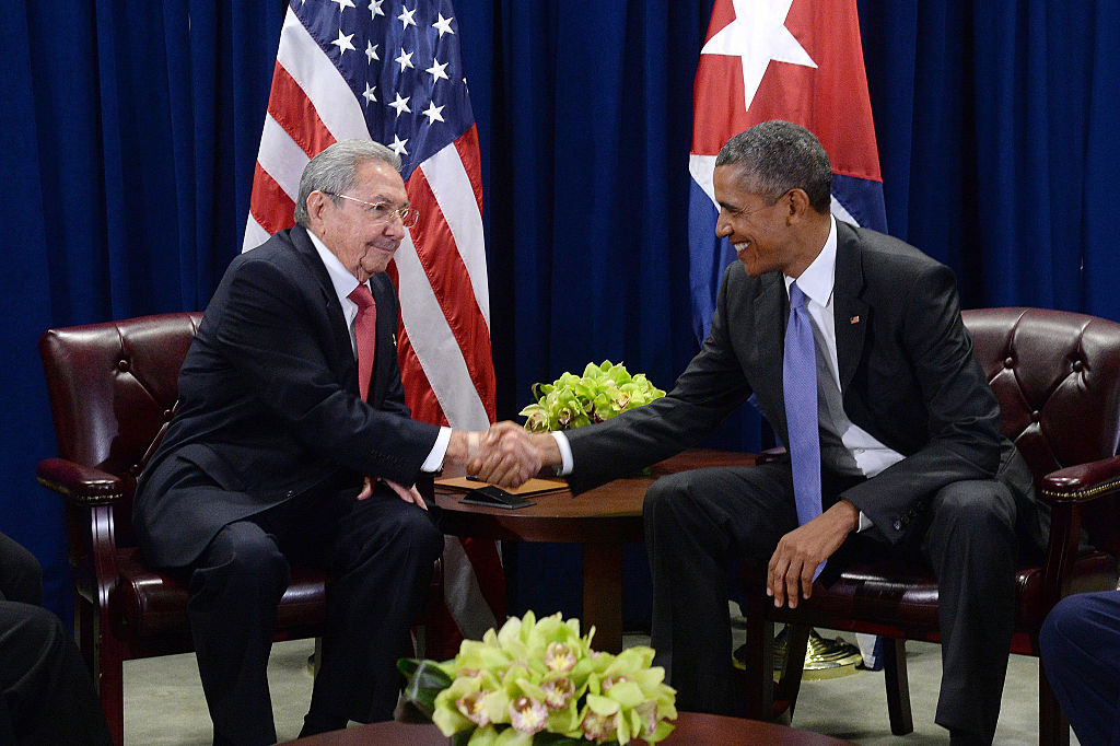 El presidente de EEUU Barack Obama (d) y el presidente de Cuba Raúl Castro (i) se saludan durante una reunión bilateral en la sede de las Naciones Unidas el 29 de septiembre de 2015, en Nueva York.