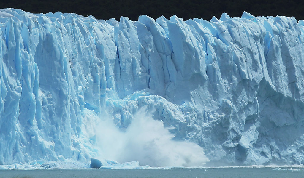 Bloques de hielo se desprenden de la pared norte del glaciar Perito Moreno en el Parque Nacional Los Glaciares, que forma parte del Campo de Hielo Patagónico Sur, el 29 de noviembre, 2015, en la provincia de Santa Cruz, Argentina. 