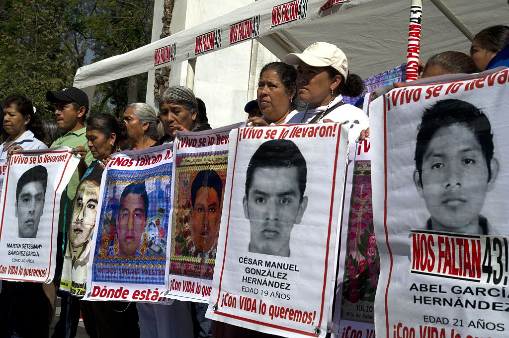 Los padres de algunos de los 43 estudiantes desaparecidos de Ayotzina se reúnen en el monumento a Benito Juárez en la Ciudad de México el 22 de febrero de 2016.