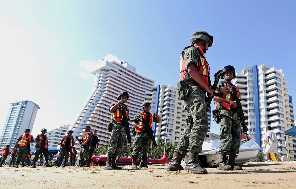 Soldados patrullan la playa en la Bahía de Santa Lucía en Acapulco, México. PEDRO PARDO/AFP/