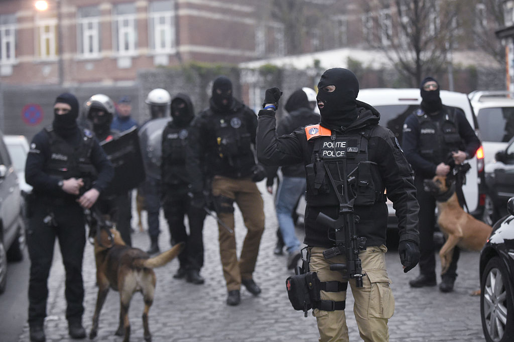 Agentes de policía fuertemente armados tomaron el barrio de Molenbeek. Foto: Getty