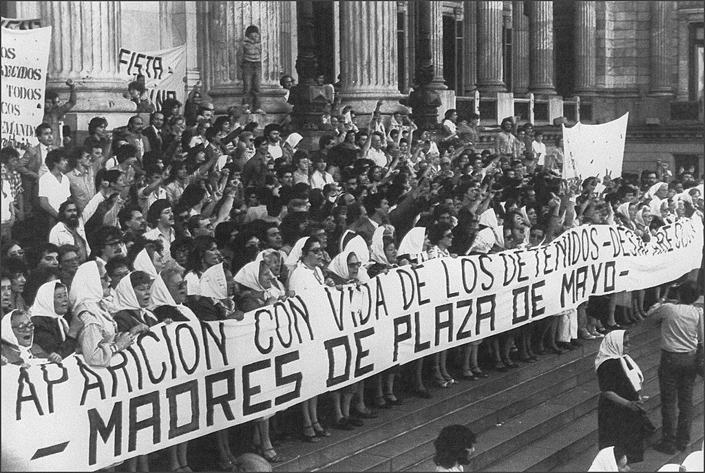 Las madres y abuelas de Plaza de Mayo en una de sus reiteradas protestas