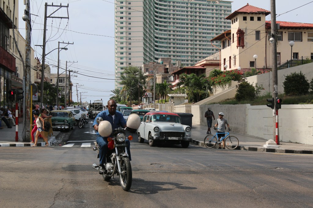 Una calle de El Vedado, un céntrico barrio habanero. Foto: María Peña