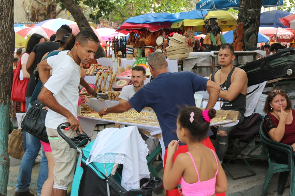 Un mercado popular en La Habana, Cuba. Foto: María Peña