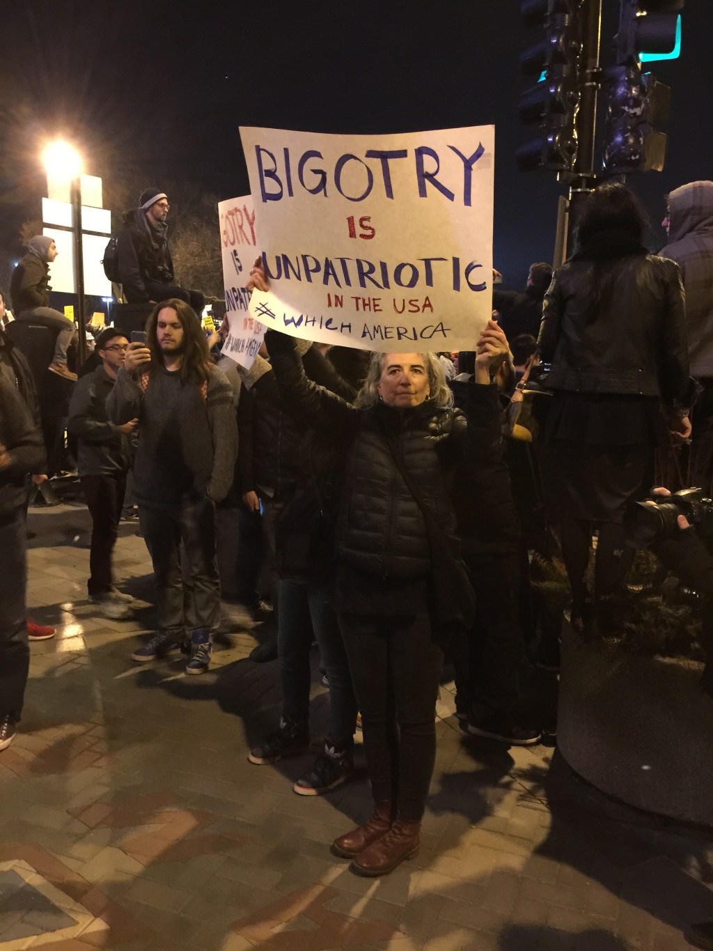 Manifestantes protestan contra Donald Trump afuera del UIC Pavillion en Chicago, el 11 de marzo de 2016, donde un evento del magnate y precandidato republicano fue cancelado por razones de seguridad.