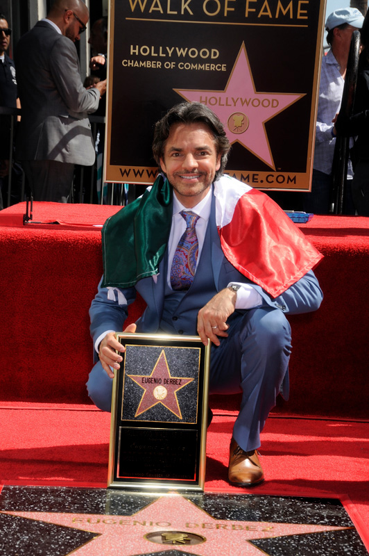 El actor demostró su orgullo de ser mexicano posando ante su estrella con la bandera de su país.