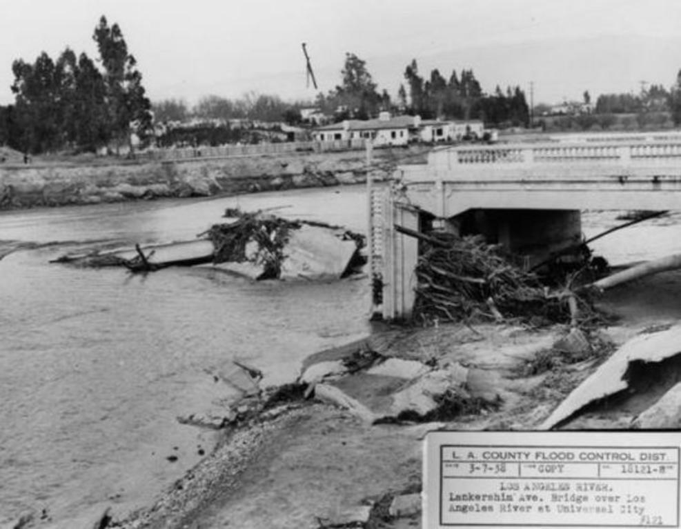 La inundación del Río Los Ángeles en 1938. (Canoga-Owensmouth Historical Society)