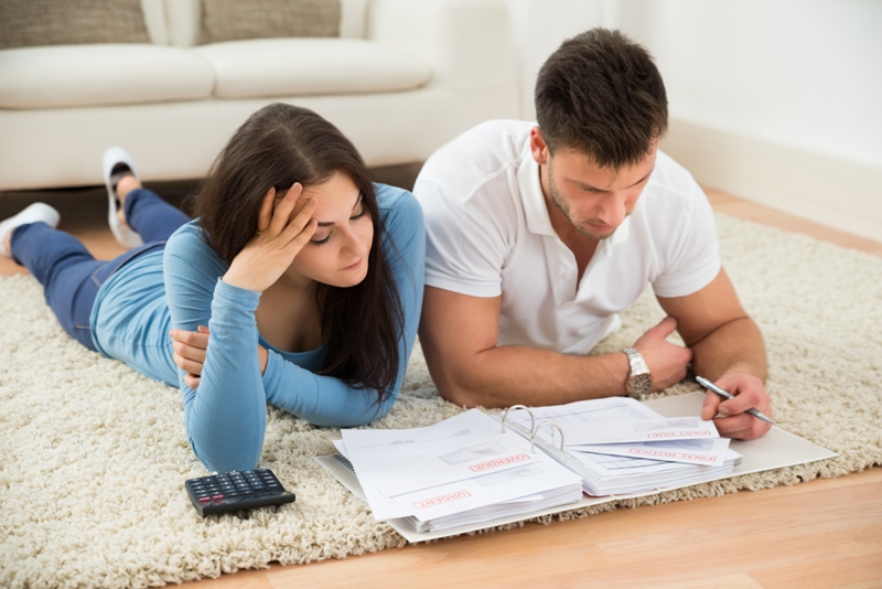 Establecer cómo se van a distribuir y manejar las finanzas es básico para el éxito de una relación.