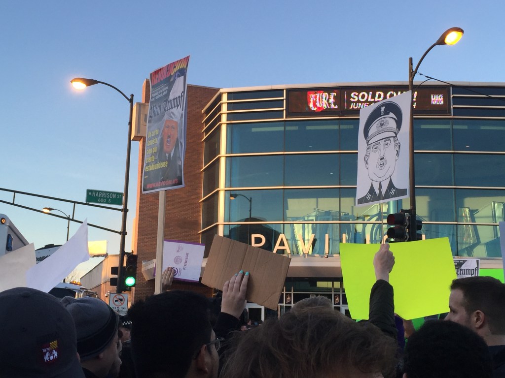 Multitudes de universitarios, activistas y líderes comunitarios de origen étnico diverso se manifiestaron a las afueras del UIC Pavilion de la Universidad de Illinois en Chicago para protestar contra el precandidato republicano Donald Trump antes de un mitin de su campaña en ese auditorio, que después fue cancelado. 