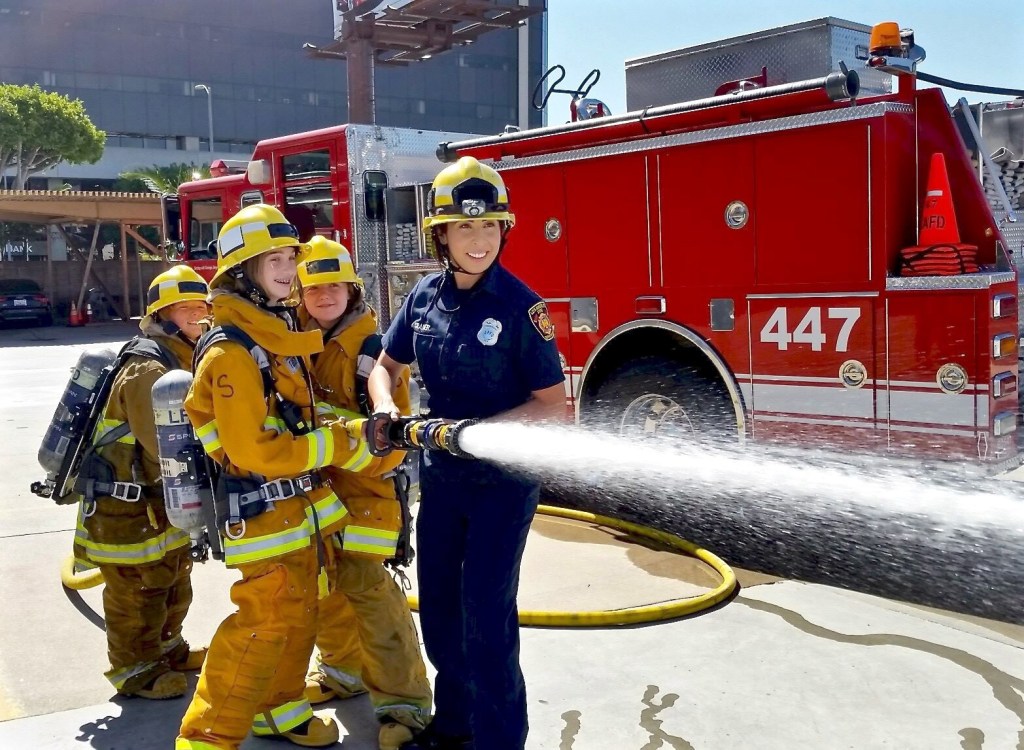 Lizeth Cramer, bombero latina durante su graduación. /LAFD 