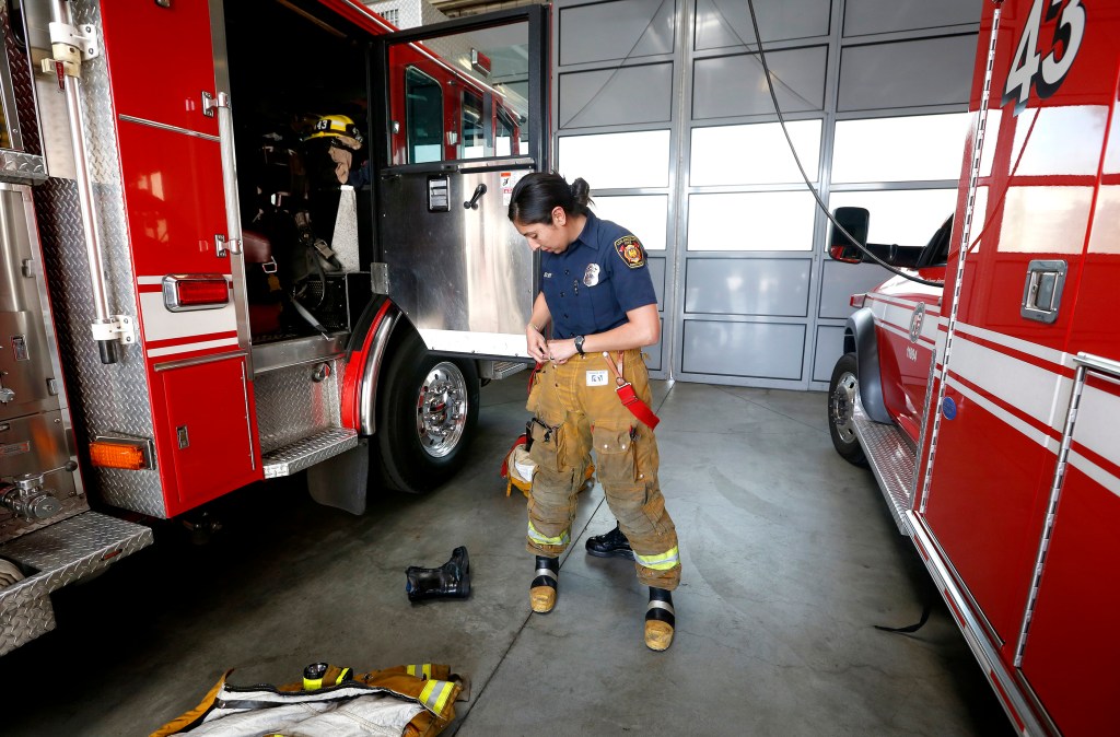  Lizeth Cramer, bombero latina (Foto Aurelia Ventura/La Opinion)