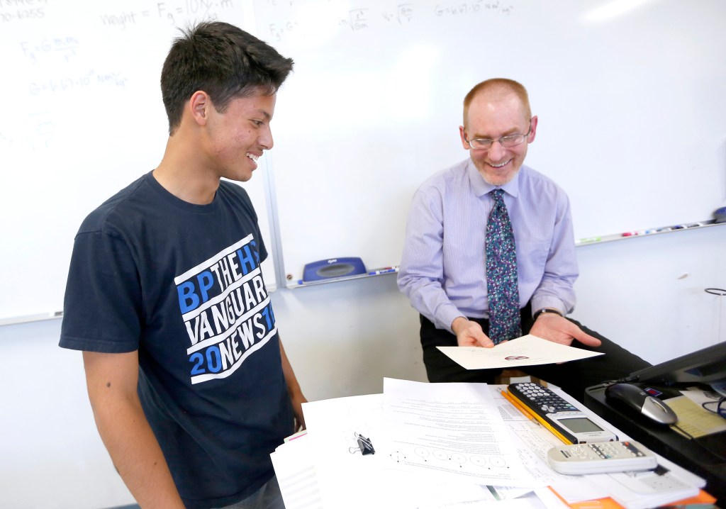 César Arévalo con su maestro Gary Eastvedt. (Foto: Aurelia Ventura/La Opinion)