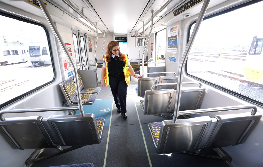 04/07/16/LOS ANGELES/ Metro train operator Gladys Ridley, from El Salvador. (Photo Aurelia Ventura/La Opinion)