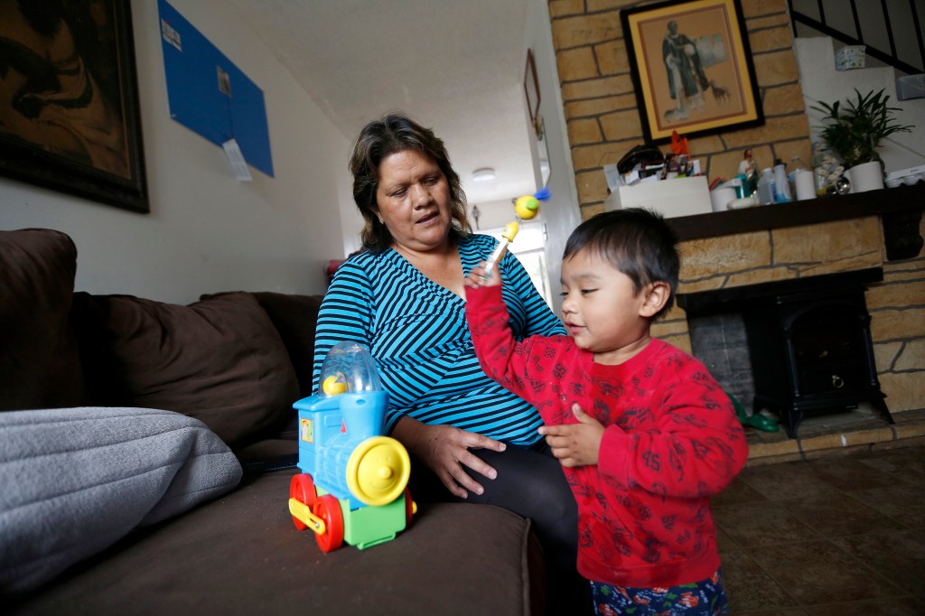 Antonia Guardado con su nieto Emiliano Snchez. (Foto Aurelia Ventura/La Opinion)