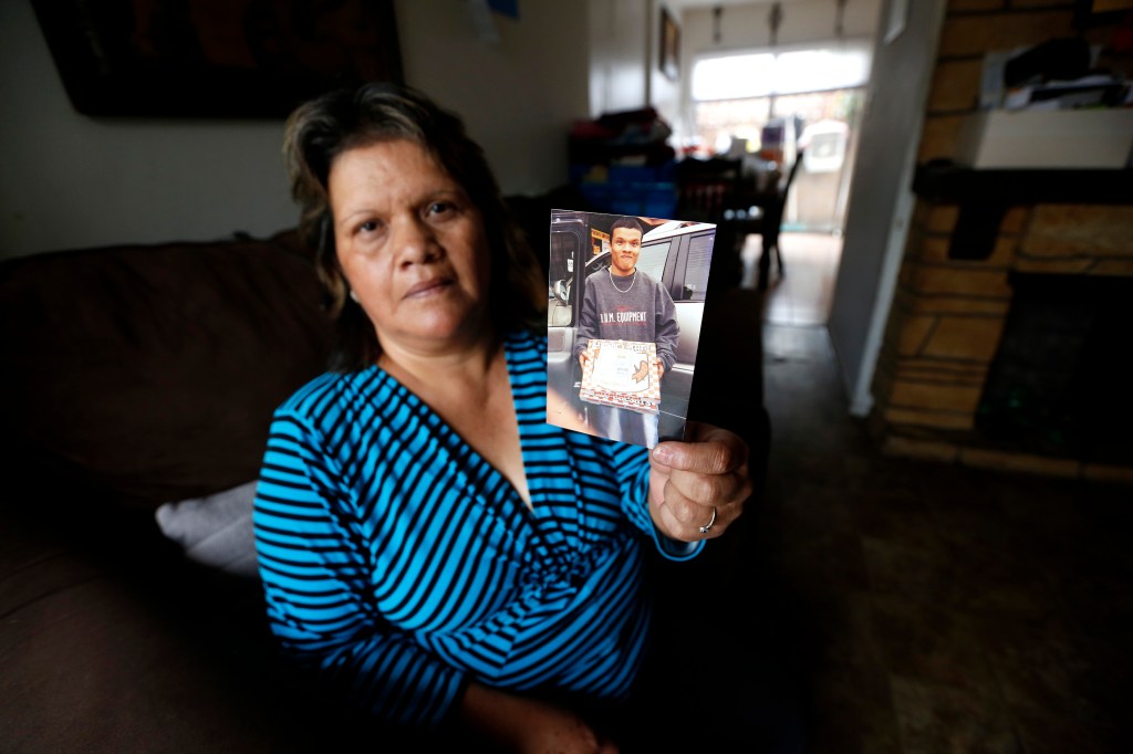 Antonia Guardado habla de su hijo Hector Jesus Altamirano, detenido en el centro de detención de Adelanto. (Foto: Aurelia Ventura/La Opinion)